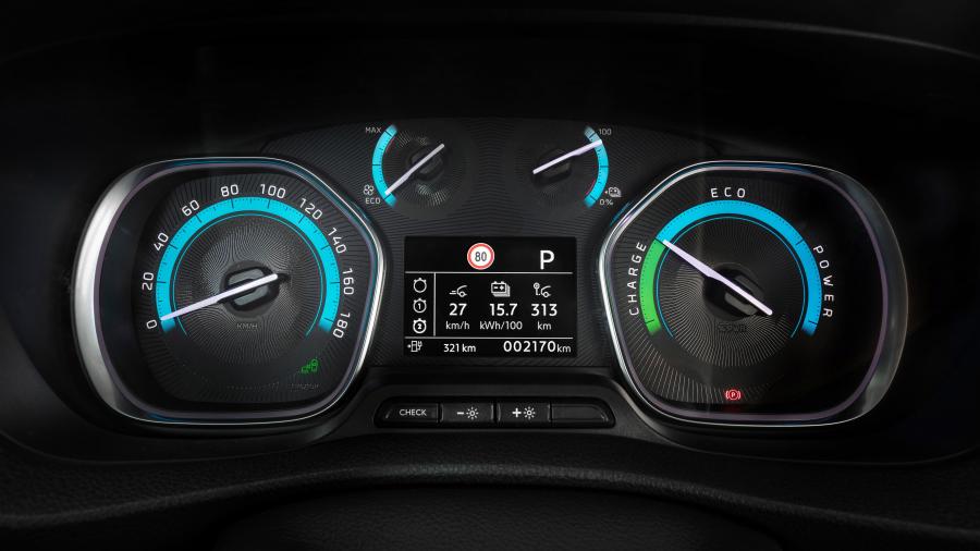 Панель приборов Opel Vivaro-e 2020 года  (фото 10 из 17)